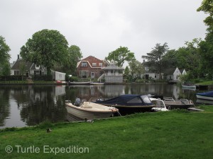 Though one might assume that the canals are saltwater, in fact they are fresh water fed by the many rivers coming from the interior.