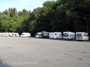 Overnight at least 13 motorhomes had joined us. Clearly, the RV dump stations bring tourist dollars to the towns, and the number of people traveling in small and medium size motorhomes was surprising.