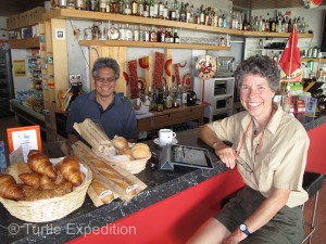 Sergio Miranda owns the little bar and café at the beach in neighboring Vinelz. He also offers showers and Wi-Fi Internet. 