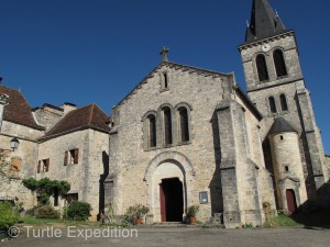 The church dominates the village square of Espédaillac.