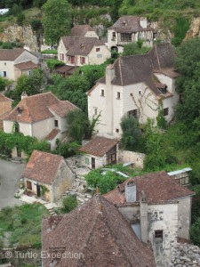 Stone houses appear to have been scattered at random.