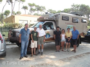 Manuel and his  4x4 buddies came to visit us. The Turtle was thoroughly inspected.