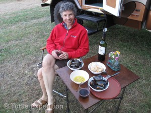 We celebrated our first night on the beach with a pile of fresh muscles sautéed in garlic, butter and white wine, with plenty of crusty Spanish bread to sop up the juice.