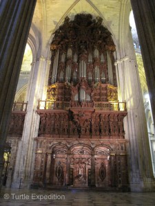 We wish we could have heard one of the two huge double sided organs, but why two? Or well, the church in Mafra (Portugal), you may recall, had four!
