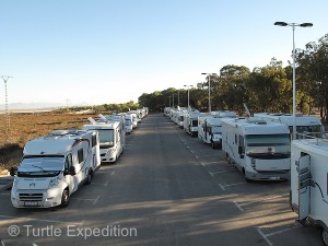 Playa del Pinet turned out to be a parking area along a side 