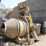 An interesting cement mixer, practical in these narrow alleys where a big truck could never get in.