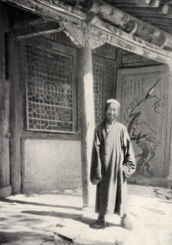 Taoist Abbot Wang Yuanlu discovered the Library Cave at the Mogao Caves Buddhist Center. Photo 1900 (open source)