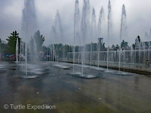 At the large park behind the Giant Wild Goose Pagoda, fountains were dancing to music.