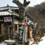 At the entrance of the Hahoe area, were Mr. Kim-Jong-heung and several souvenir shops.
